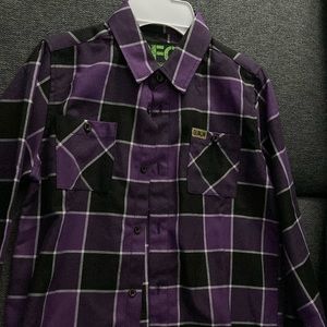 DIXXON FLANNEL CO.  YOUTH MEDIUM LONG SLEEVE BUTTON DOWN FLANNEL SHIRT.